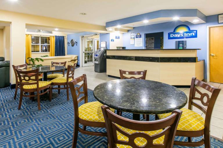 Days Inn & Suites by Wyndham Pryor — photo 4