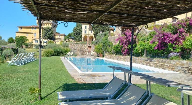 Farm with pool, terrace & yard in Fiesole