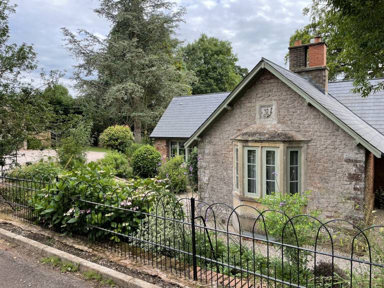 Cottage with jacuzzi & yard | Beach view in Taunton