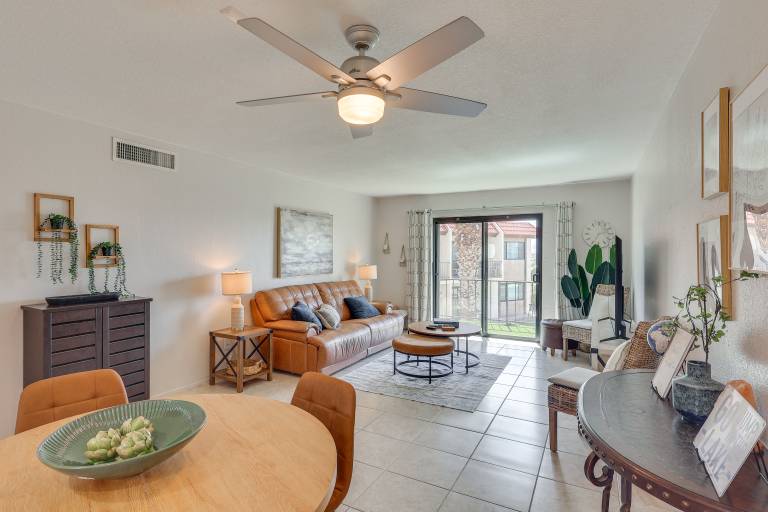 < 2 Mi to London Bridge: Chic Condo w/ Pool Access in Lake Havasu City, AZ