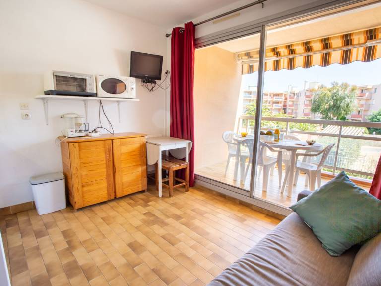 Holiday apartment with pool & garden — photo 4