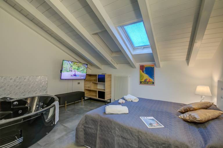 Apartment with jacuzzi — photo 2