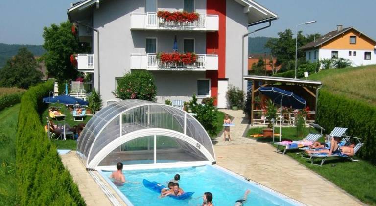 Holiday apartment with sauna, pool & patio — photo 4