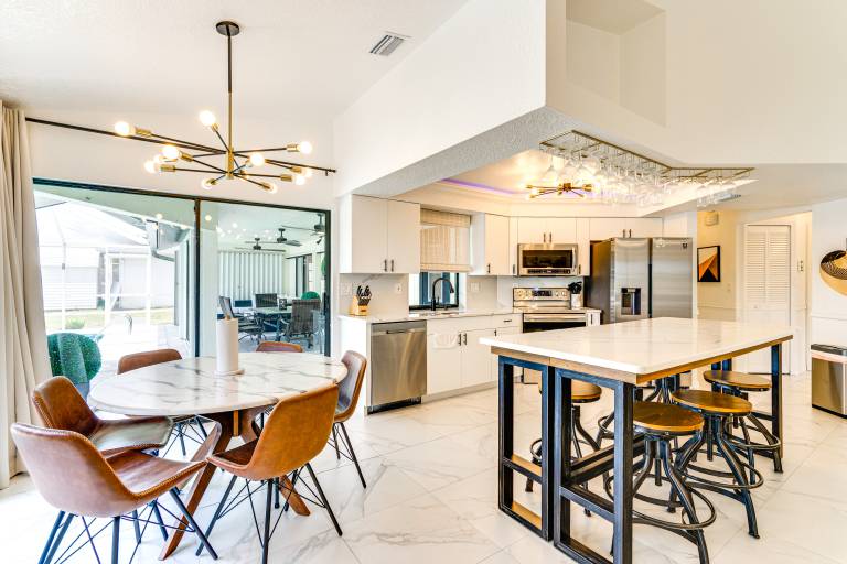 Group Getaway: Luxe Lakeside Gem in Port Charlotte — photo 5