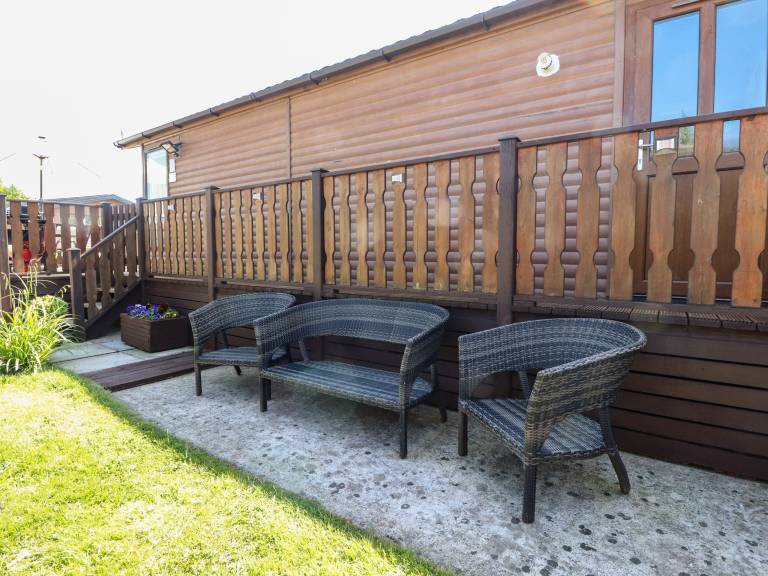 Cottage with garden — photo 2