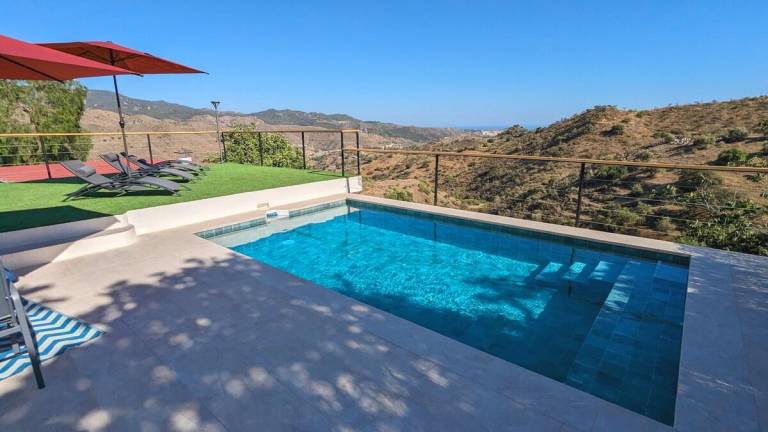 Vacation home with pool & barbecue — photo 4