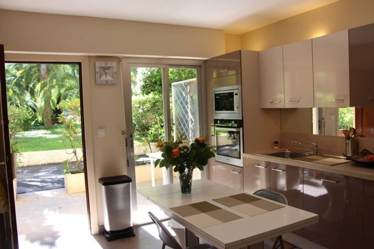 Child-friendly pleasant apartment with patio & garden | Garden view | Dogs allowed — photo 2
