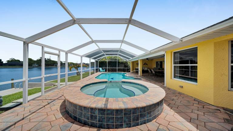 Spacious villa with terrace, hot tub & heated pool | Perfect for remote work | Pets allowed — photo 2
