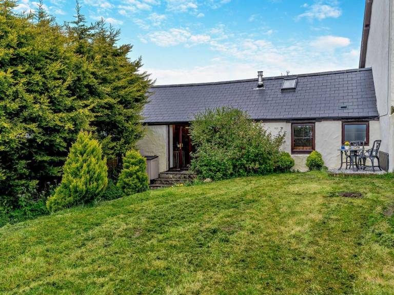 Cottage with yard | Water view | Pets allowed in Swansea