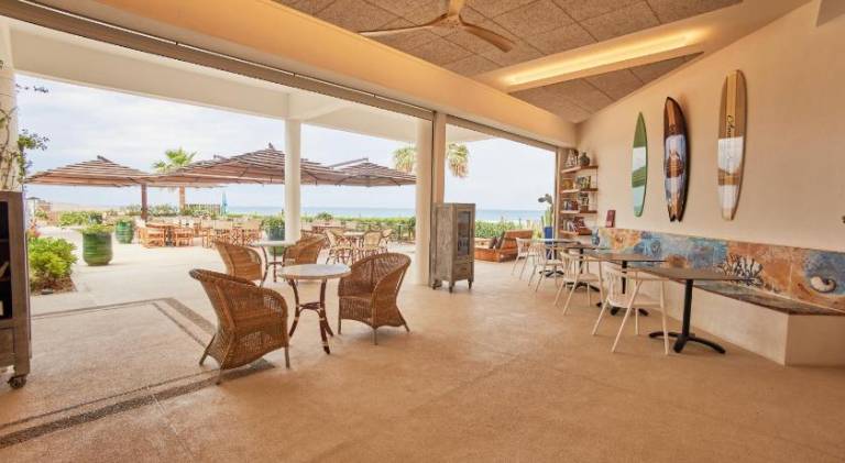 Serviced apartment with yard, pool & patio — photo 2