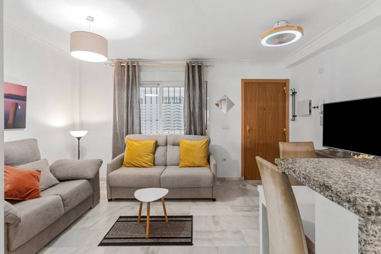 Centrally Located Penthouse with Balcony, Wi-Fi & Air Conditioning in Fuengirola — photo 4