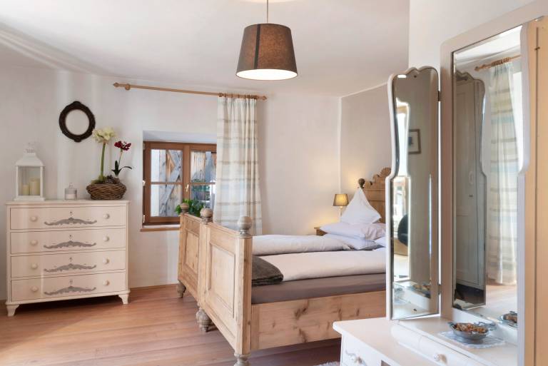 Historic Holiday Apartment Huber Stube with Mountain View, Balcony and Wi-Fi in Villandro