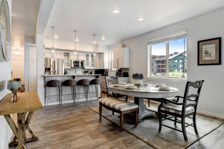 Child-friendly house with patio, heated pool & grill | Mountain view | Dogs allowed — photo 4