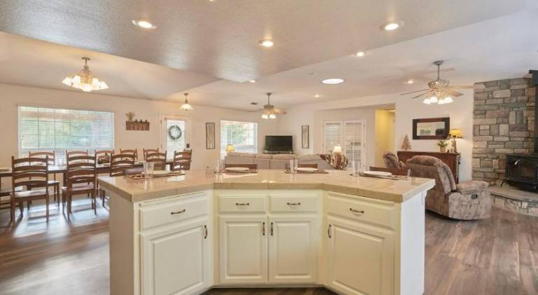 Vacation home with hot tub & pool — photo 3