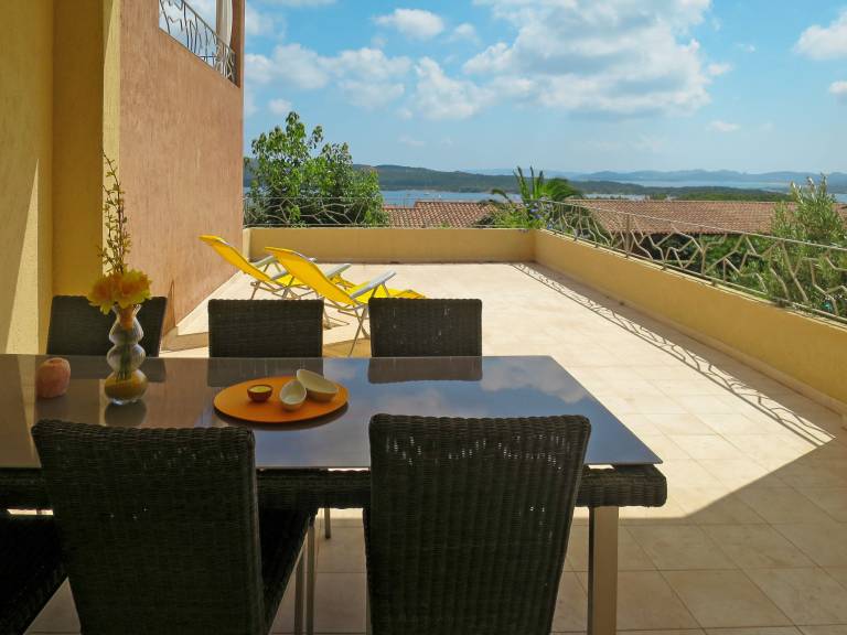 Apartment with pool, yard & patio | Sea view — photo 3