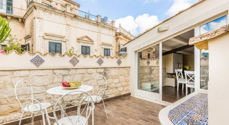 Serviced apartment with patio | Near Duomo of San Giorgio — photo 4