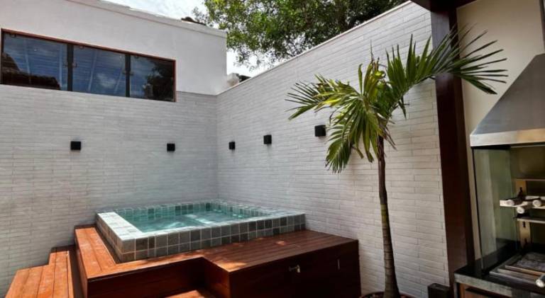 Vacation home with pool — photo 4