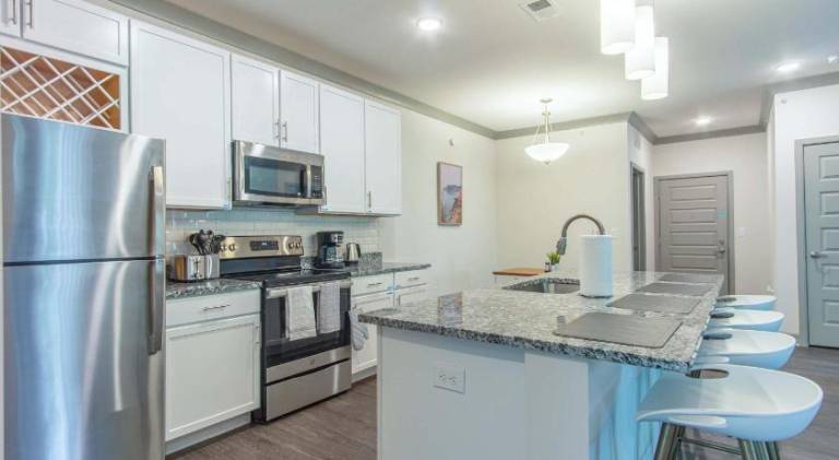 Boulevard Stays Stylish 3BR Getaway Pool Gym Access & Free Parking — photo 4