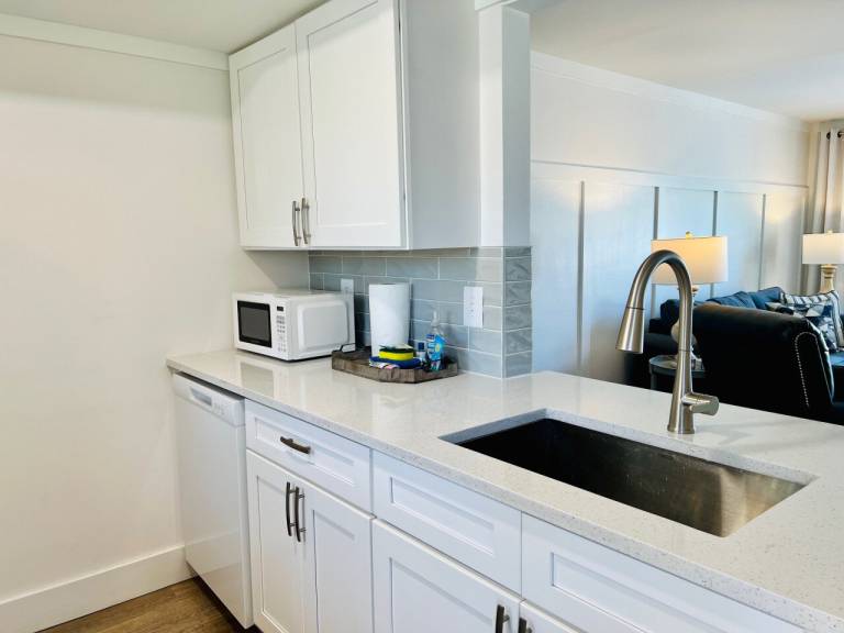 Family-oriented charming condo with jacuzzi, terrace & BBQ | Water view | Pets are welcome — photo 3