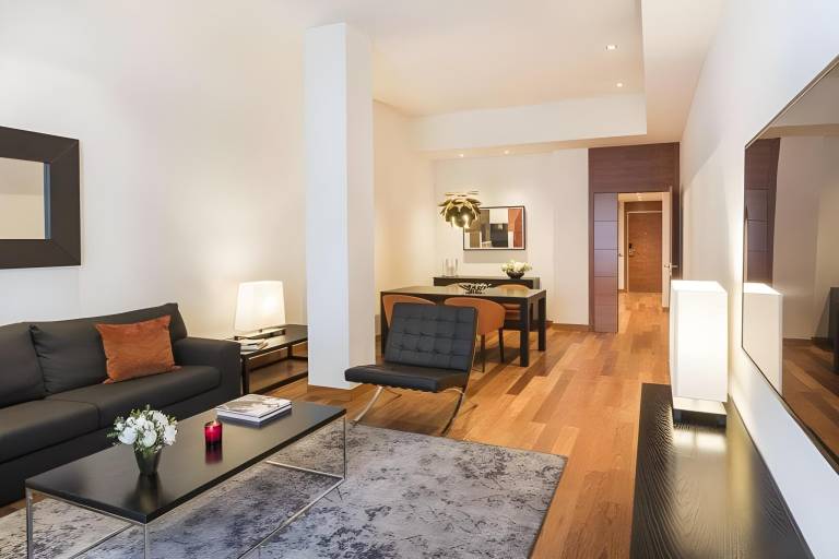 Serviced apartment with jacuzzi, pool & sauna | Next to Casa Milà | Suitable for remote work — photo 2