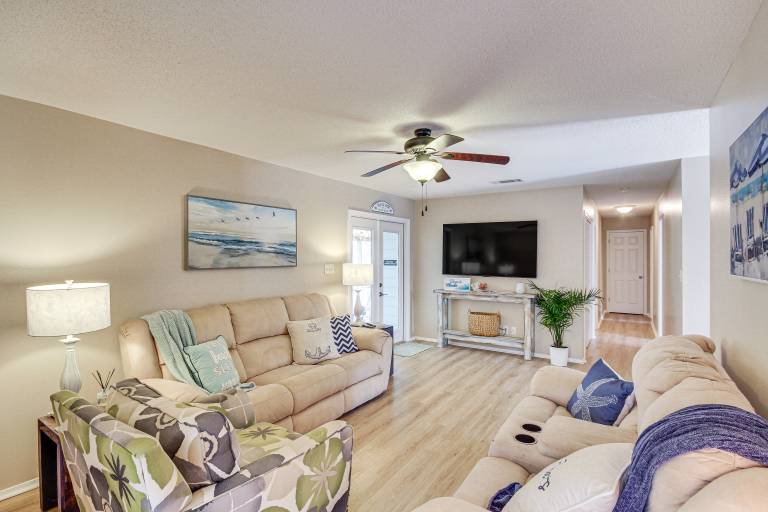 'Sea La Vie' Coastal Getaway Steps from the Beach — photo 4