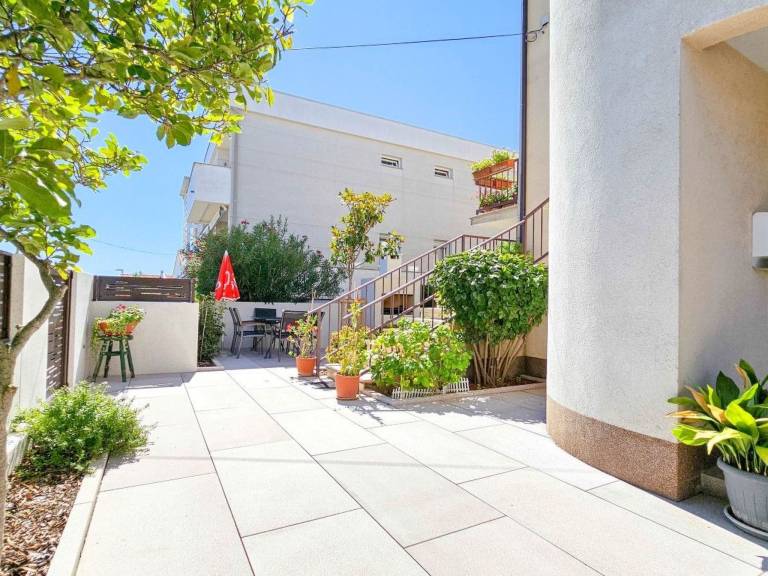 Apartment with patio & barbecue — photo 2