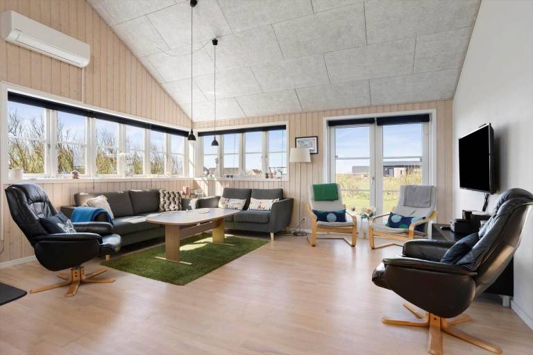Children-friendly vacation home with grill, hot tub & terrace | Pet-friendly — photo 4