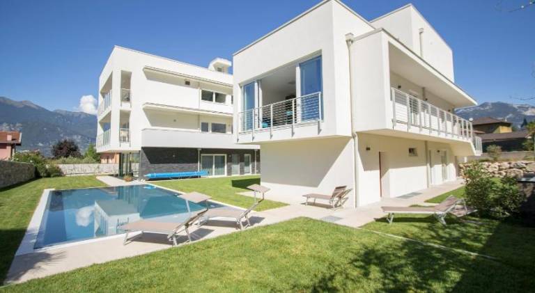 Rental apartment with garden, terrace & private pool in Arco