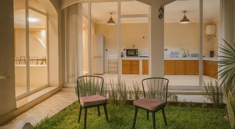 Apartment with yard — photo 3