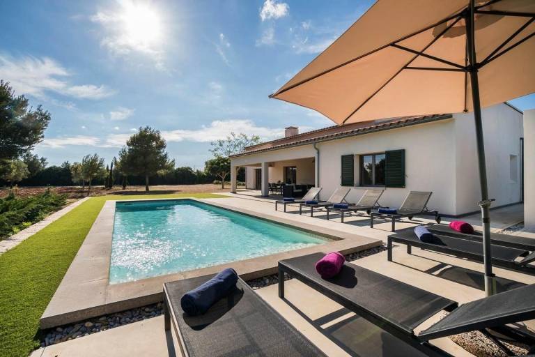 Family-oriented big house with barbeque, terrace & private pool | Pet-friendly in Manacor