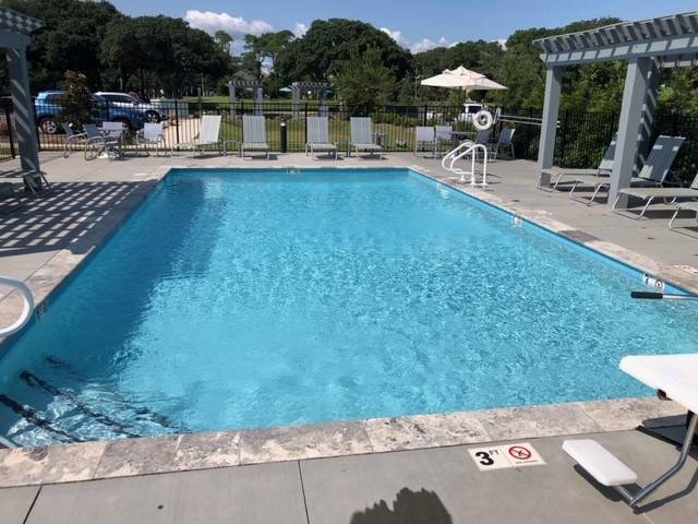 Condo with BBQ & pool — photo 4