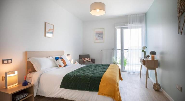 Serviced apartment with terrace & yard in Cergy