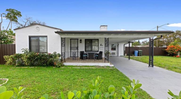 House with yard, terrace & grill in Lauderdale-by-the-Sea, FL