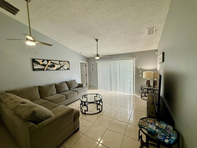 Vacation home with pool & garden — photo 5