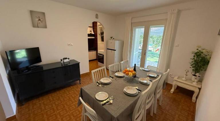 Charming vacation home with pool | Pets allowed — photo 3