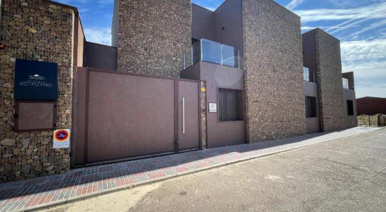 Vacation home with private pool, terrace & yard in Badajoz
