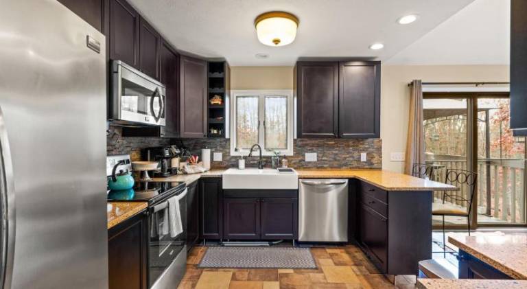 Spacious vacation home with hot tub | Pets are welcome in Shenandoah, MD