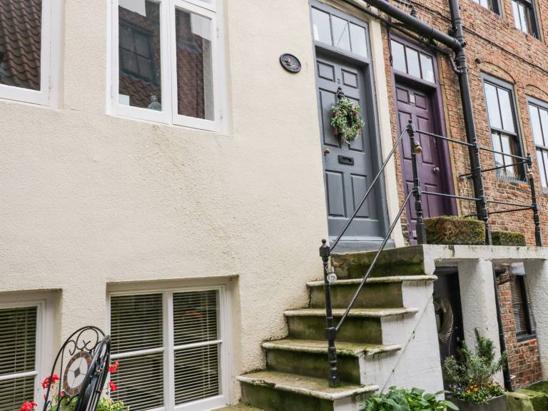 Family-friendly charming cottage with yard | Beach view | Beach nearby | Dogs allowed in Whitby