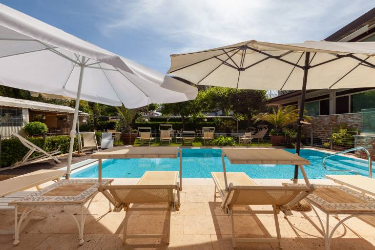 Apartment mit Pool, Garten und Terrasse | Gartenblick