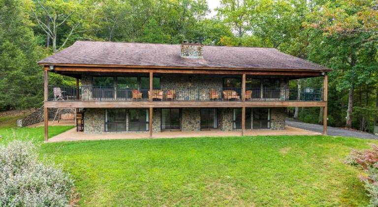 Lodge with patio & barbeque in Shenandoah, MD