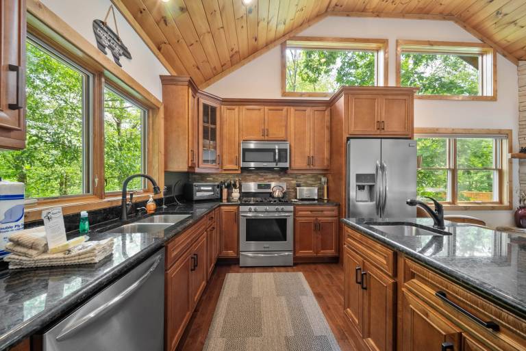 Family-friendly cabin with BBQ & hot tub | Mountain view | Pets allowed — photo 5