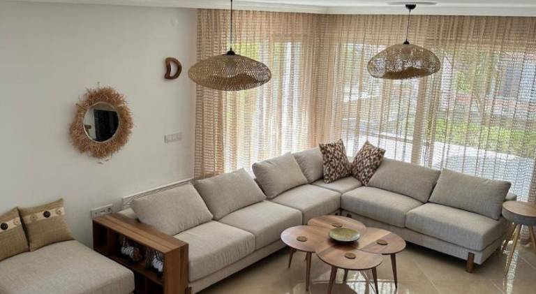Detached house with pool in Alacatı — photo 2
