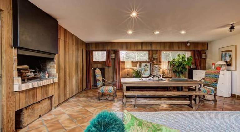 Chalet with hot tub — photo 2