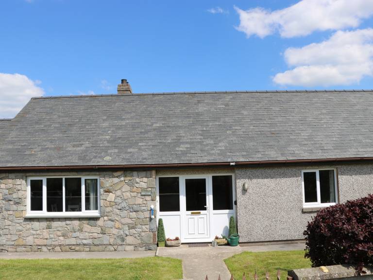 Cottage with yard — photo 2