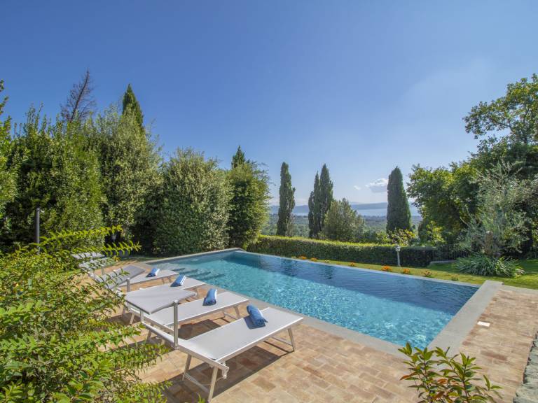 Pleasant vacation home with patio, jacuzzi & private pool | Lake view | Pet-friendly — photo 2