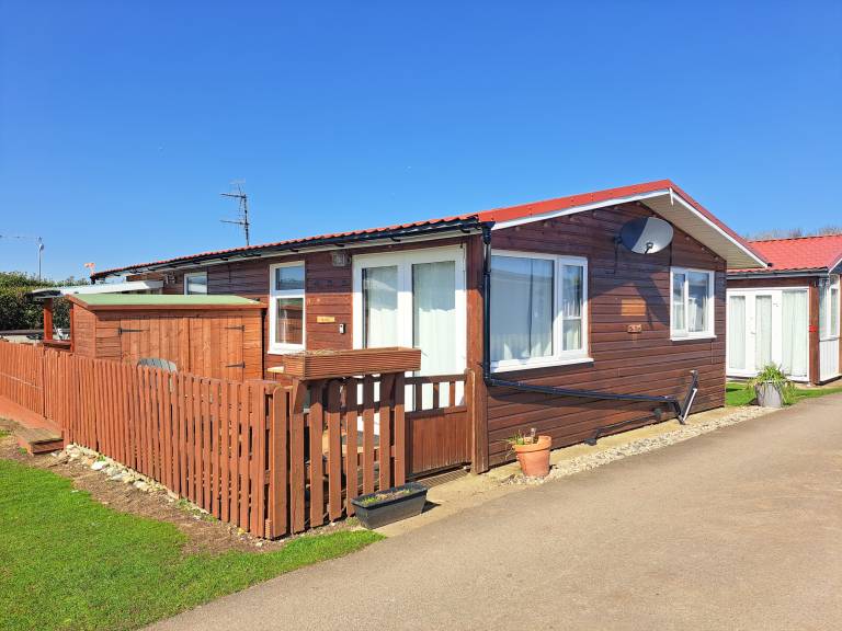 Family-oriented cottage with yard | River view | Pet-friendly in Bridlington