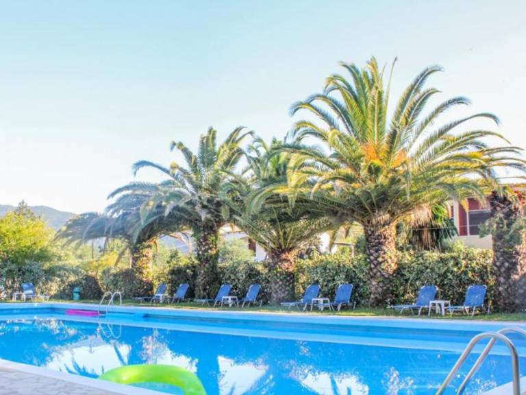 Mobile home with pool | Beach nearby | Pets allowed — photo 2