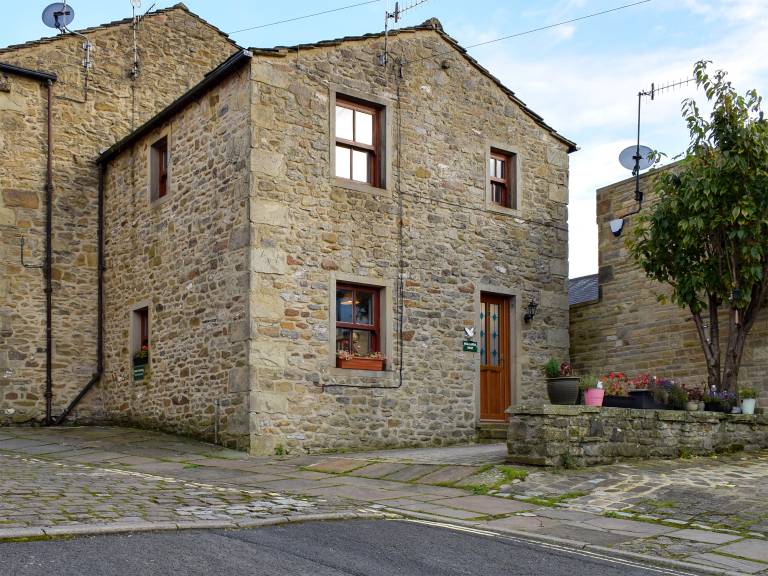 Family-friendly cottage with patio | Pets allowed in Skipton