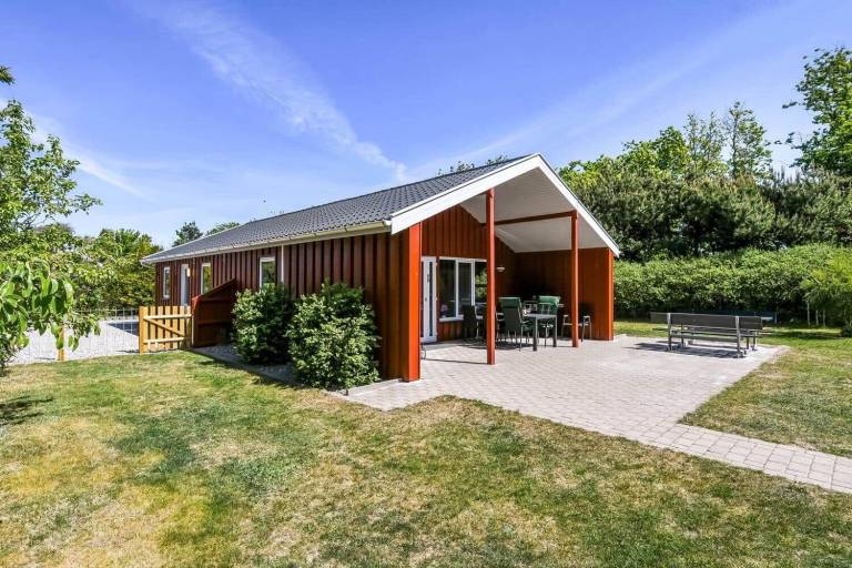 Vacation home with yard & patio in Ringkobing