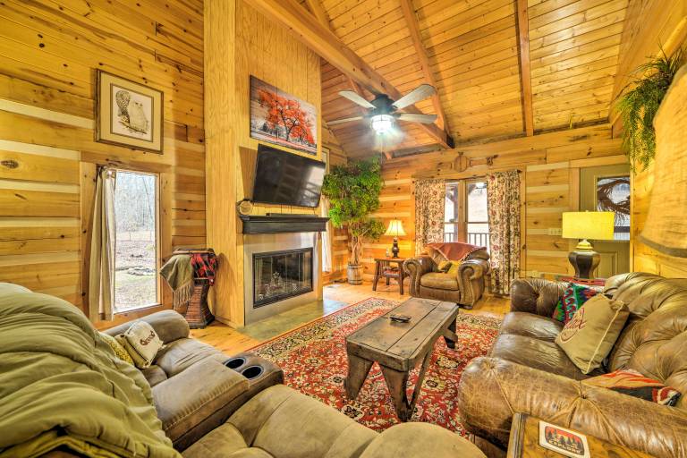 Quiet Cabin Retreat on 30 Acres Near Kentucky Lake — photo 2